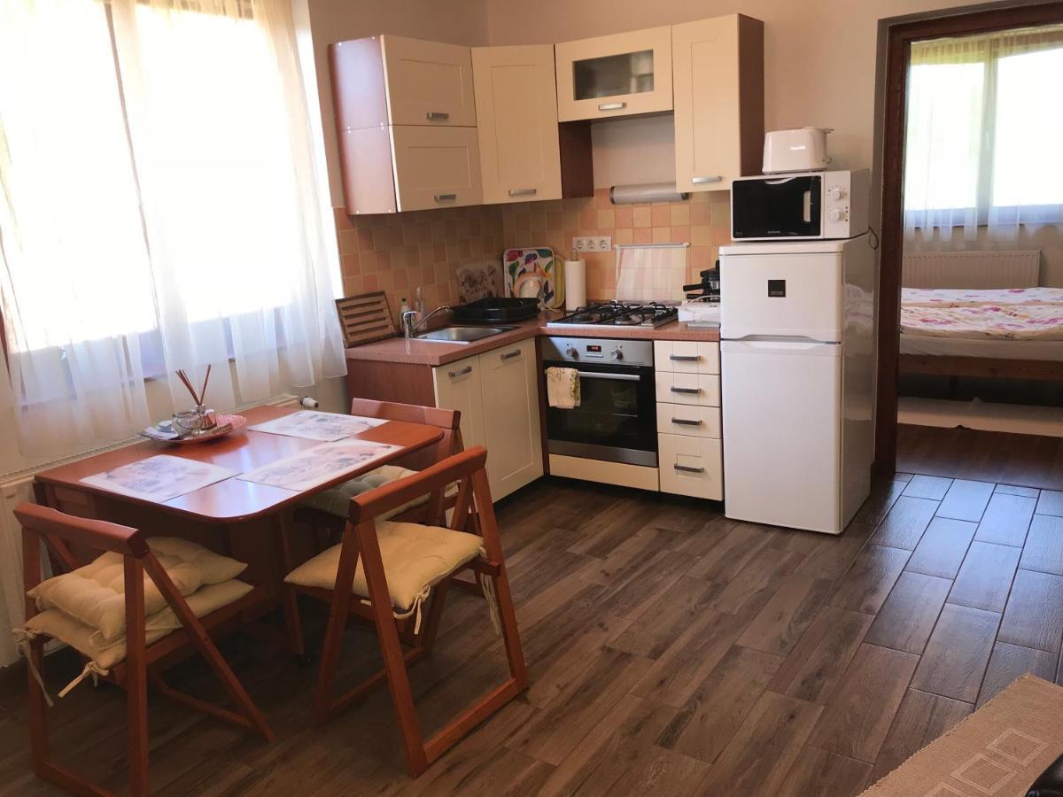 Simon Vendeghaz Balatongyoeroek Apartment ภายนอก รูปภาพ